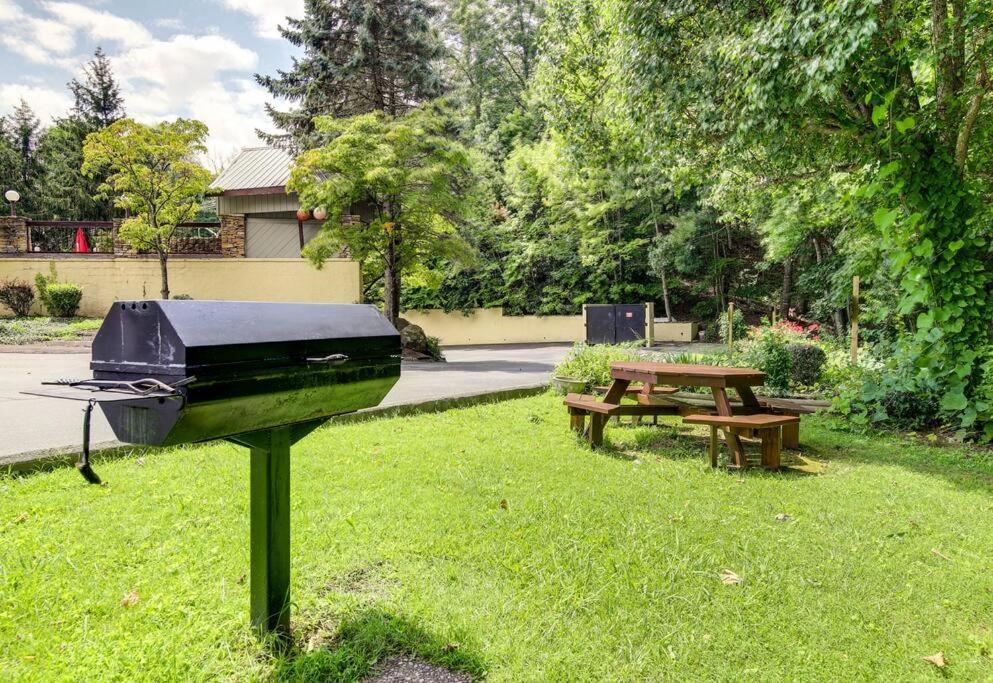 Willa Lux Retro Getaway W/ Ober & Smoky Mtn Views! Gatlinburg Zewnętrze zdjęcie