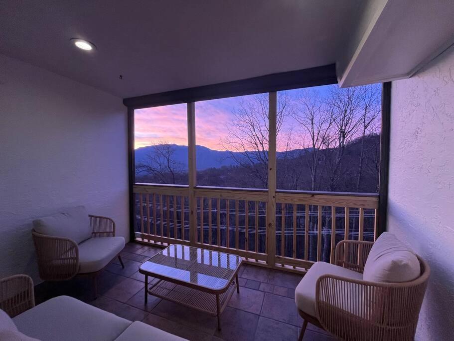 Willa Lux Retro Getaway W/ Ober & Smoky Mtn Views! Gatlinburg Zewnętrze zdjęcie
