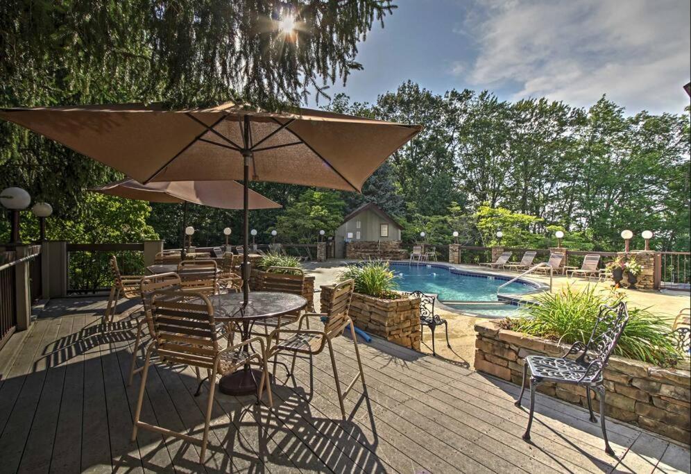 Willa Lux Retro Getaway W/ Ober & Smoky Mtn Views! Gatlinburg Zewnętrze zdjęcie