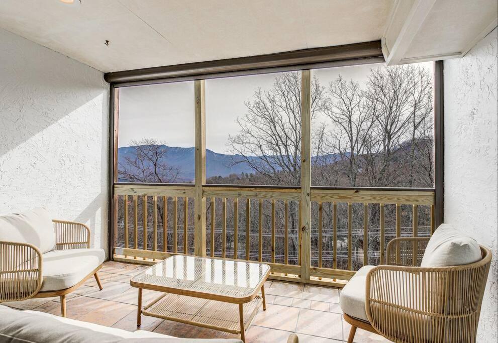 Willa Lux Retro Getaway W/ Ober & Smoky Mtn Views! Gatlinburg Zewnętrze zdjęcie